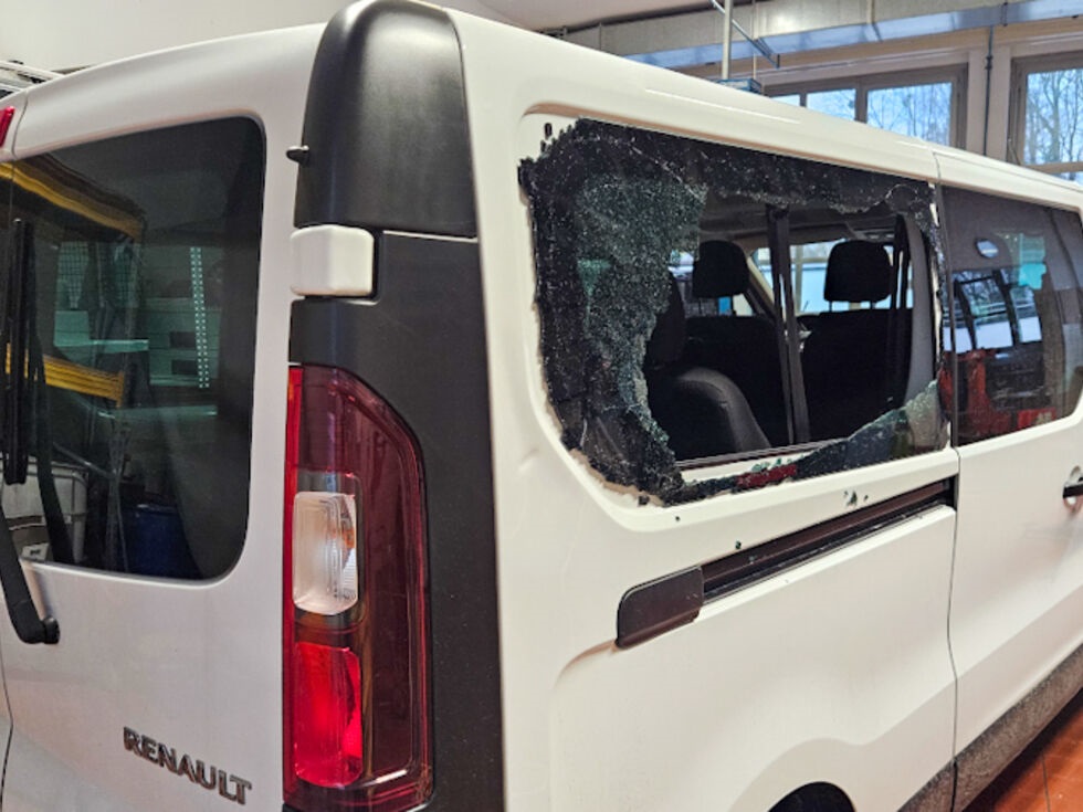 O polițistă și un polițist au tras cu pușca de asalt și pistolul în mașina condusă de un român, în Austria. Doi oameni din vehicul, loviți de gloanțe