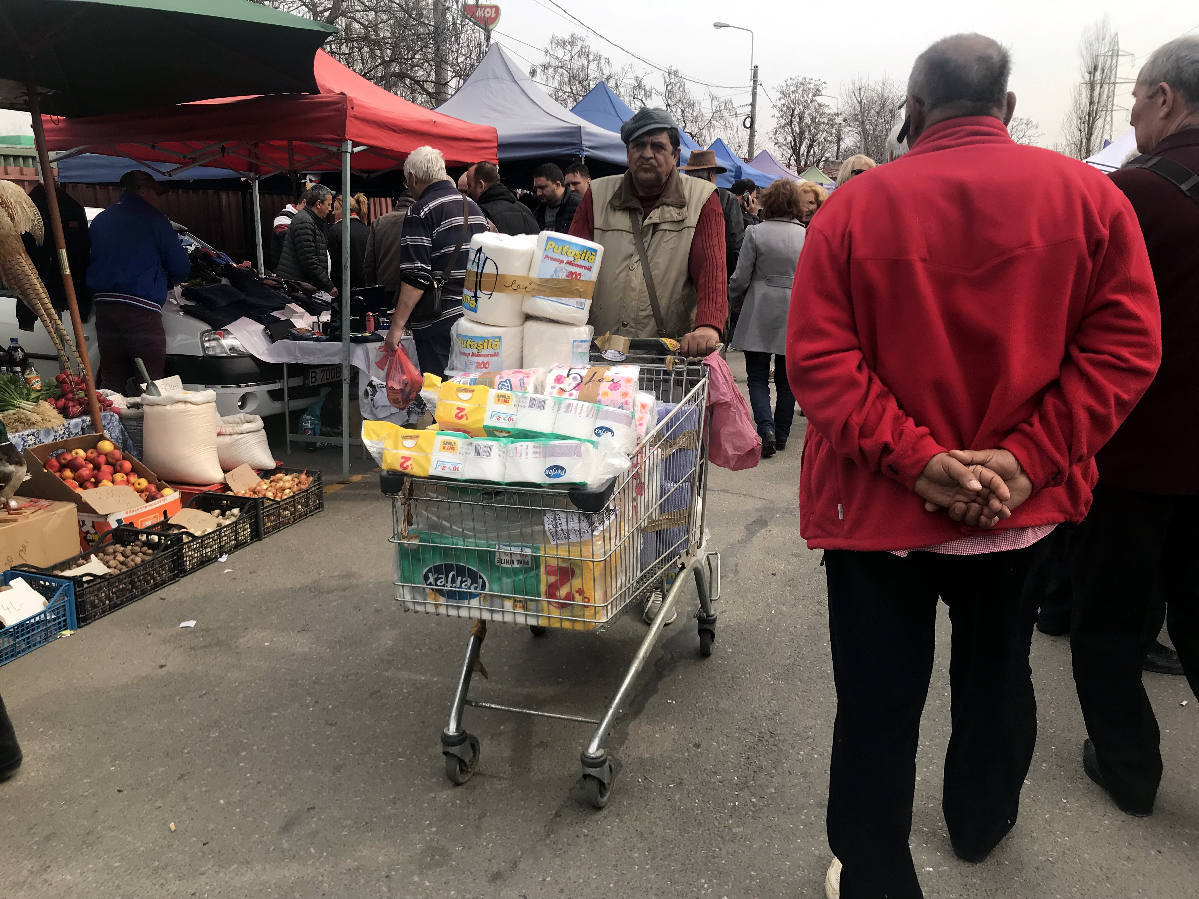 Târgul colecționarilor de pe Valea Cascadelor a devenit un amalgam! Se vând de toate aici: de la obiecte de artă la căpșuni și unt bio