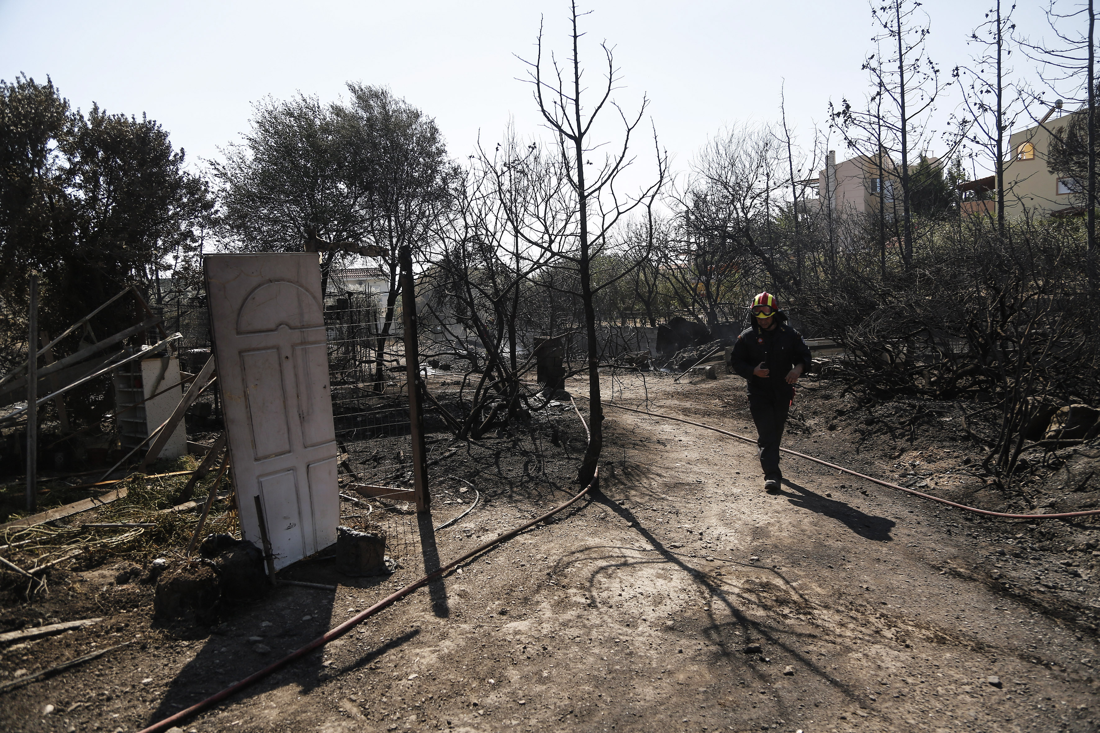FOTO | Un incendiu puternic de vegetație a izbucnit în apropiere de Atena. Trei pompieri, răniți când se luptau cu flăcările