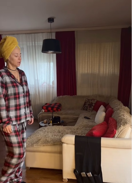 Imagini din casa în care locuiesc Giulia Anghelescu și Vlad Huidu. Au renovat-o de Crăciun: „Am schimbat parchetul în living, am schimbat o baie”