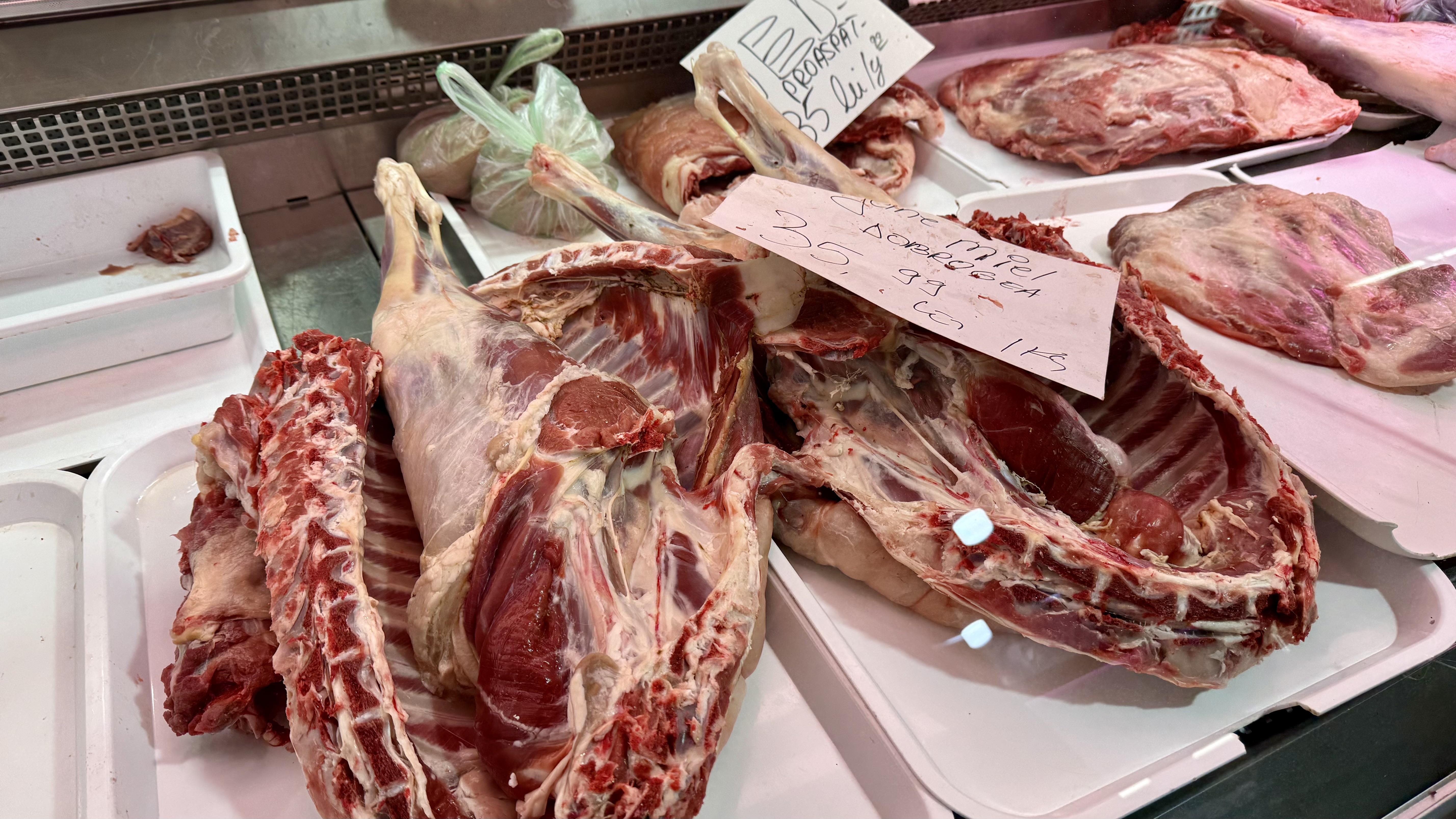 Preț miei Paște 2026. Cât costă kilogramul de carne de miel la București? „Am luat jumătate și am terminat bâlciul!”