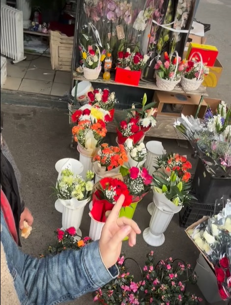 Soacra lui Codin Maticiuc vinde flori în București. Cu basma pe cap și zâmbetul pe buze, doamna Paula s-a bucurat că ginerele a vizitat-o la muncă