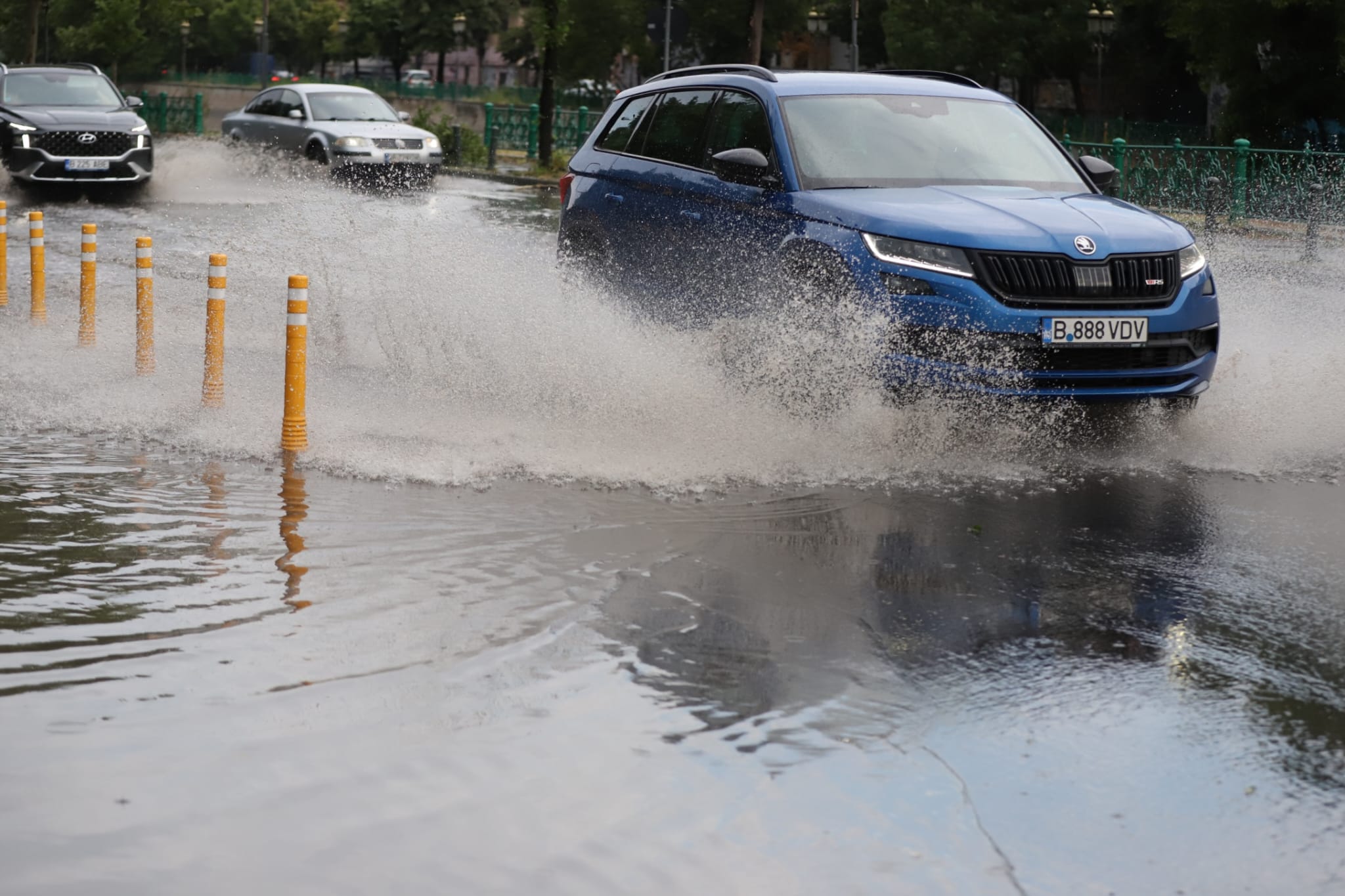 Dezastru după furtuni: București este sub ape iar aproape 30.000 de oameni din 65 de localități sunt fără curent. Pompieri din 9 județe vin în ajutor