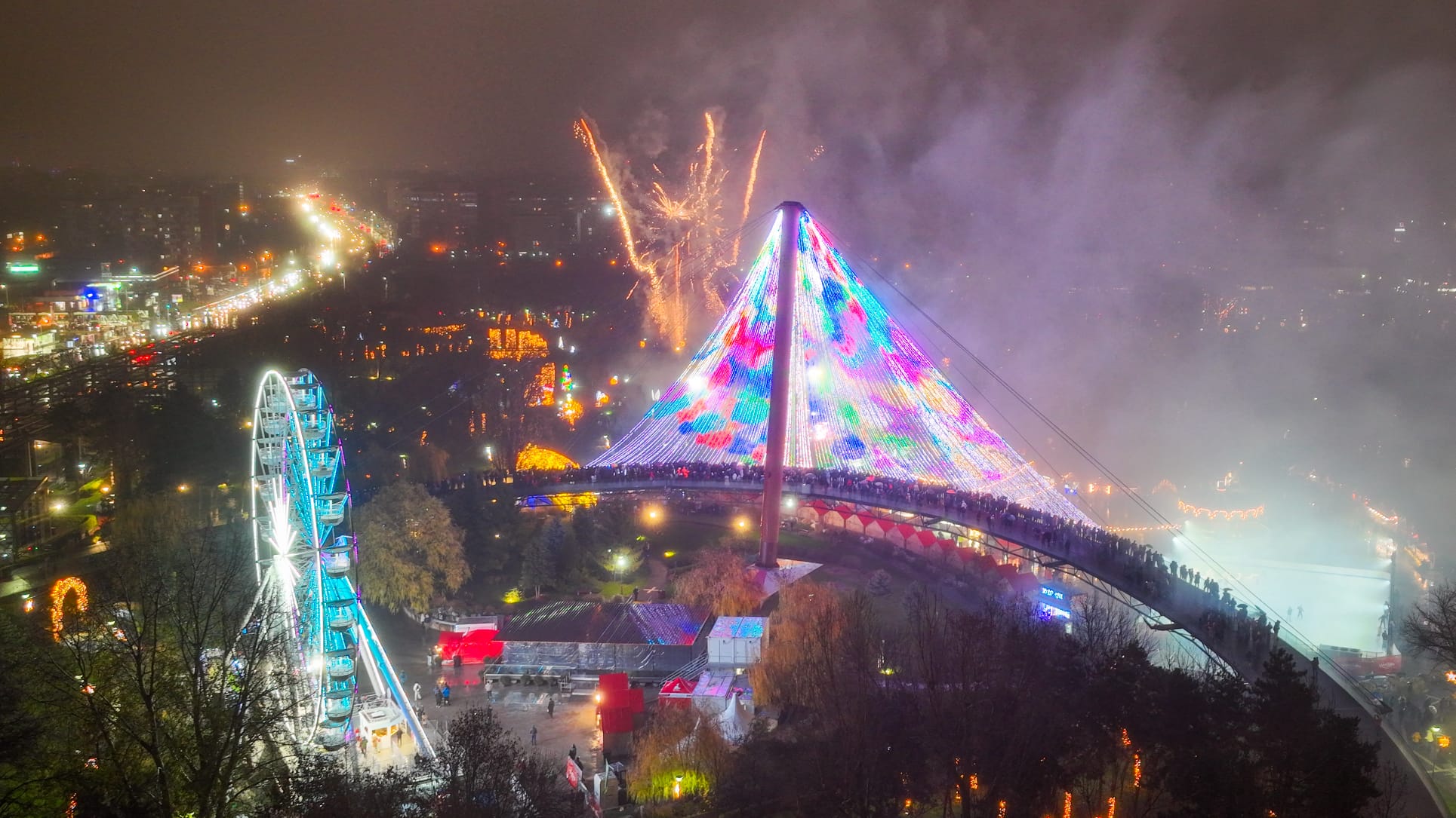Cât costă trei mici cu cartofi la Târgul de Crăciun București 2025, Drumul Taberei. Avem prețurile pentru sarmale, cârnați și tochitură
