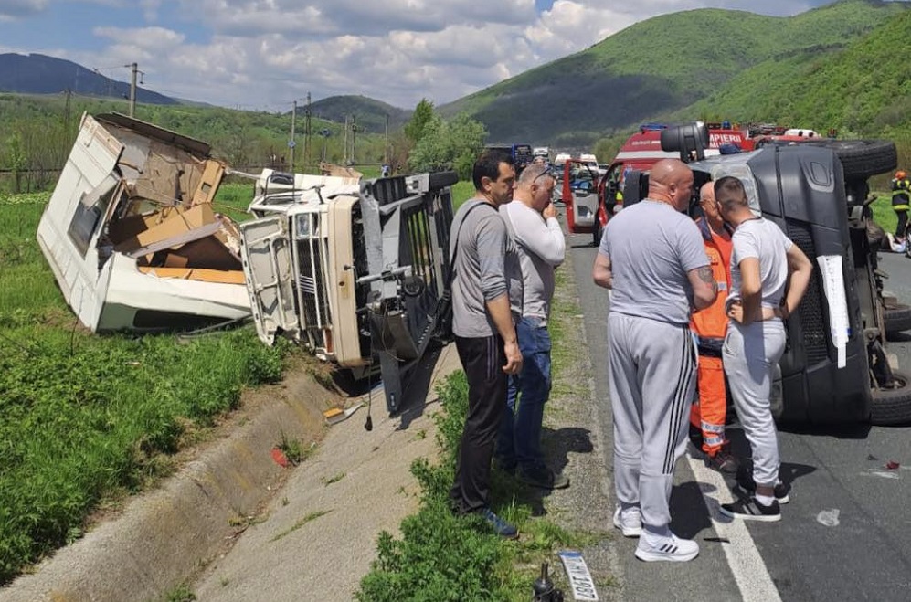 Accident grav în Caraş-Severin cu mai multe mașini, între care un autocar. O persoană a murit, iar alte două au ajuns la spital