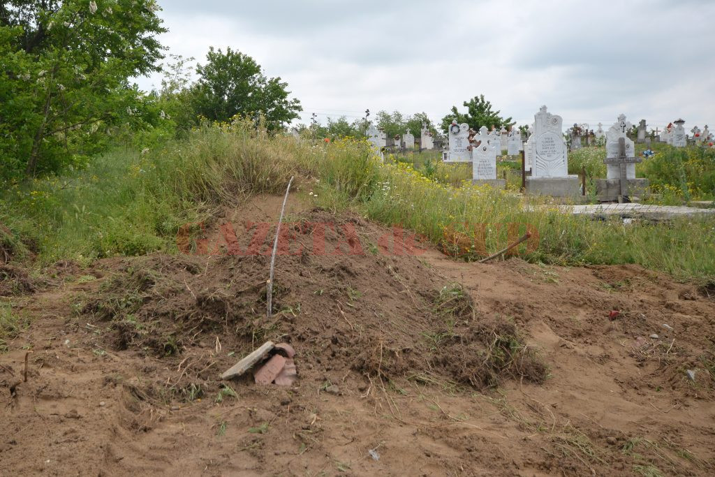 Bătrâni morți, îngropați cu excavatorul la cererea primarului. Pensionarii au fost înhumați, fără slujbă, la marginea cimitirului