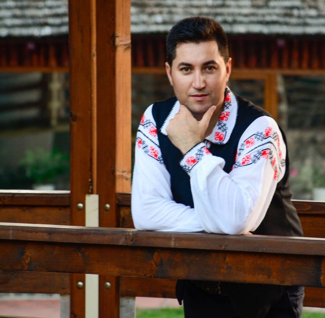 REPORTAJ/Un polițist scrie versuri și compune muzică populară. A filmat primul videoclip de folclor pentru persoane cu deficiențe de auz