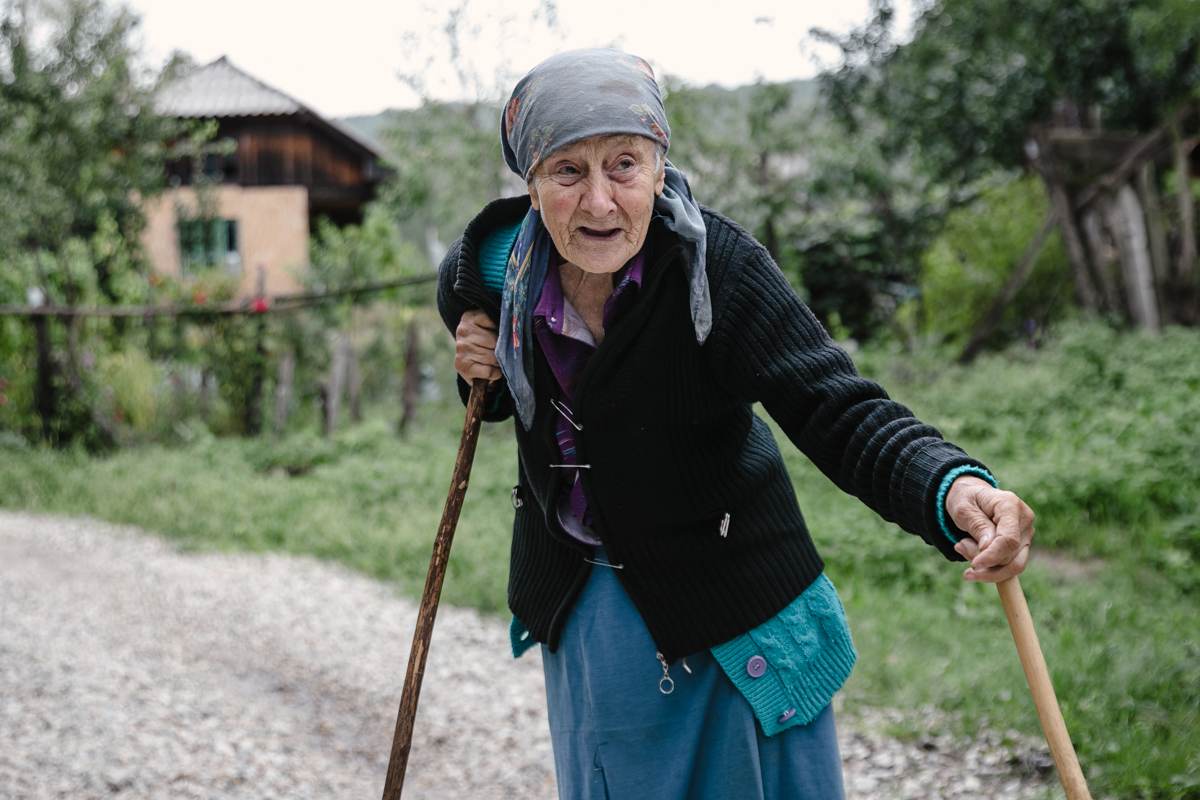 REPORTAJ. Viața celor 10 locuitori rămași în satul în care Gigi Becali a făcut o mănăstire și are planuri pentru alta: „Domnul ăsta a venit la poartă, m-a întrebat câţi ani am, apoi s-a dus şi mi-a adus o găleată de apă”