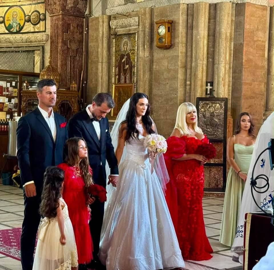 Elena Udrea, apariție spectaculoasă în rolul de nașă. Imagini cu rochia roșie cu trenă aleasă pentru marele eveniment