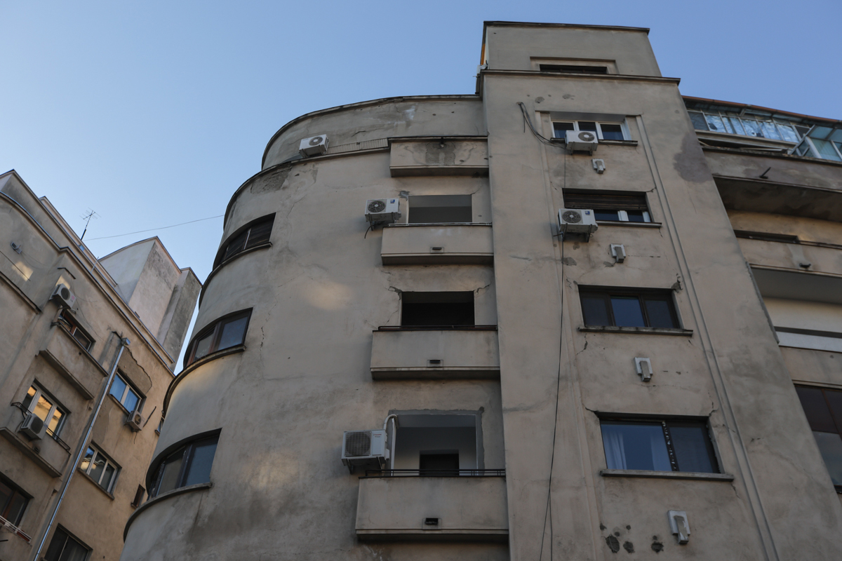REPORTAJ. Viața în blocurile cu bulină roșie din București: unele au și 80% grad de ocupare