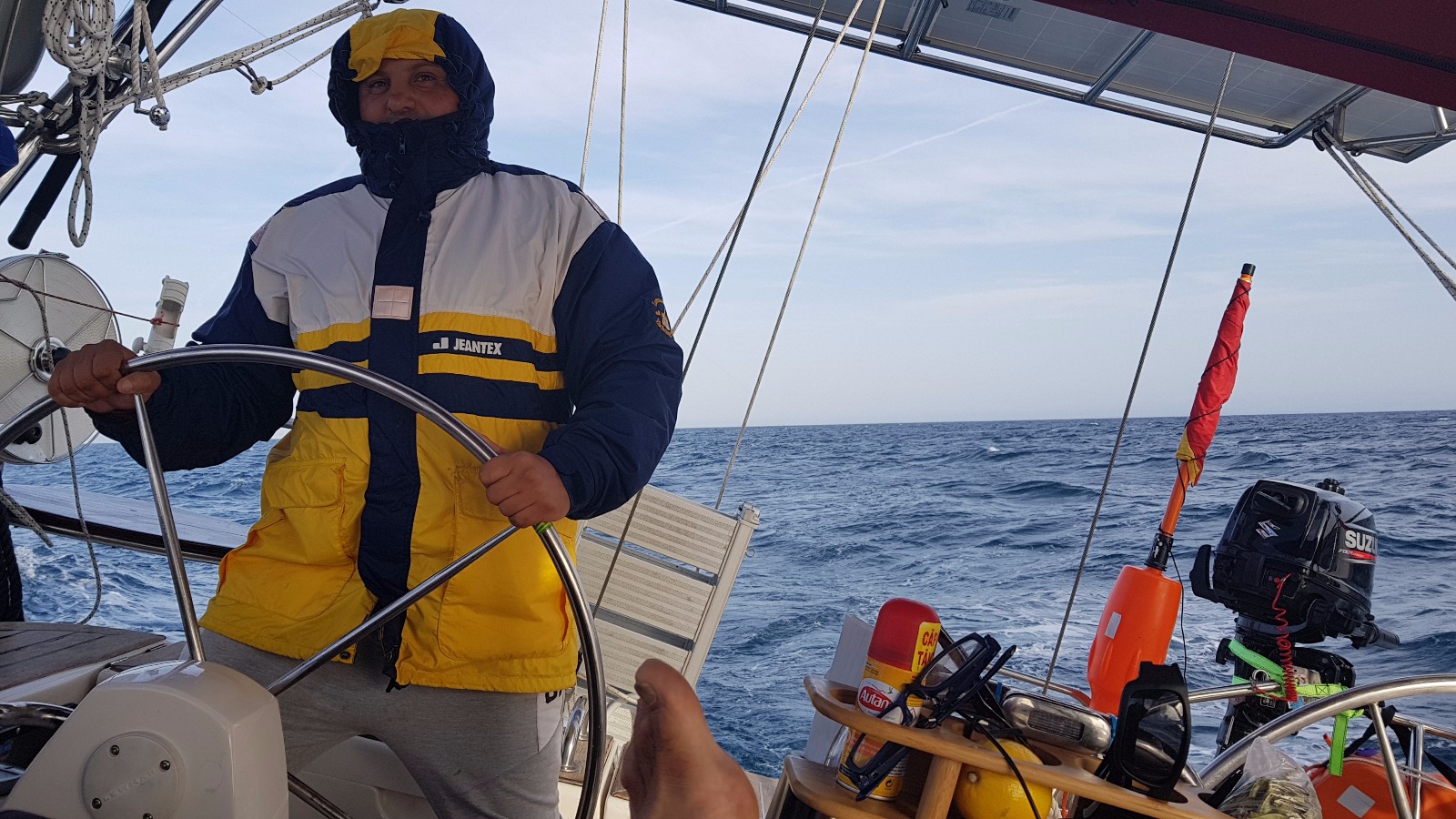 REPORTAJ / Șapte români înfruntă Atlanticul pe un velier. Luptă trei săptămâni cu vântul, cu valurile și furtunile pentru copiii cu autism/ GALERIE FOTO