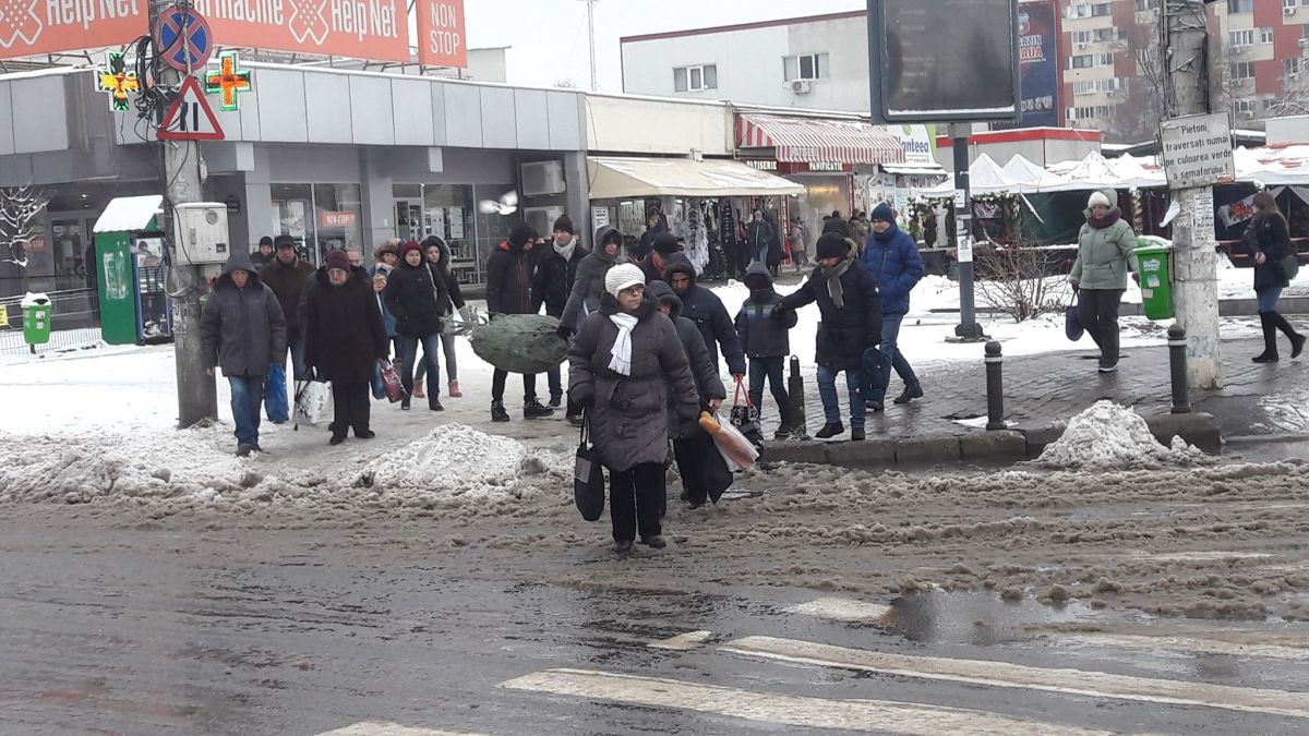 Cum se desfășoară traficul în București la această oră. Sute de utiliaje și operatori au ieșit pe străzi la deszăpezire