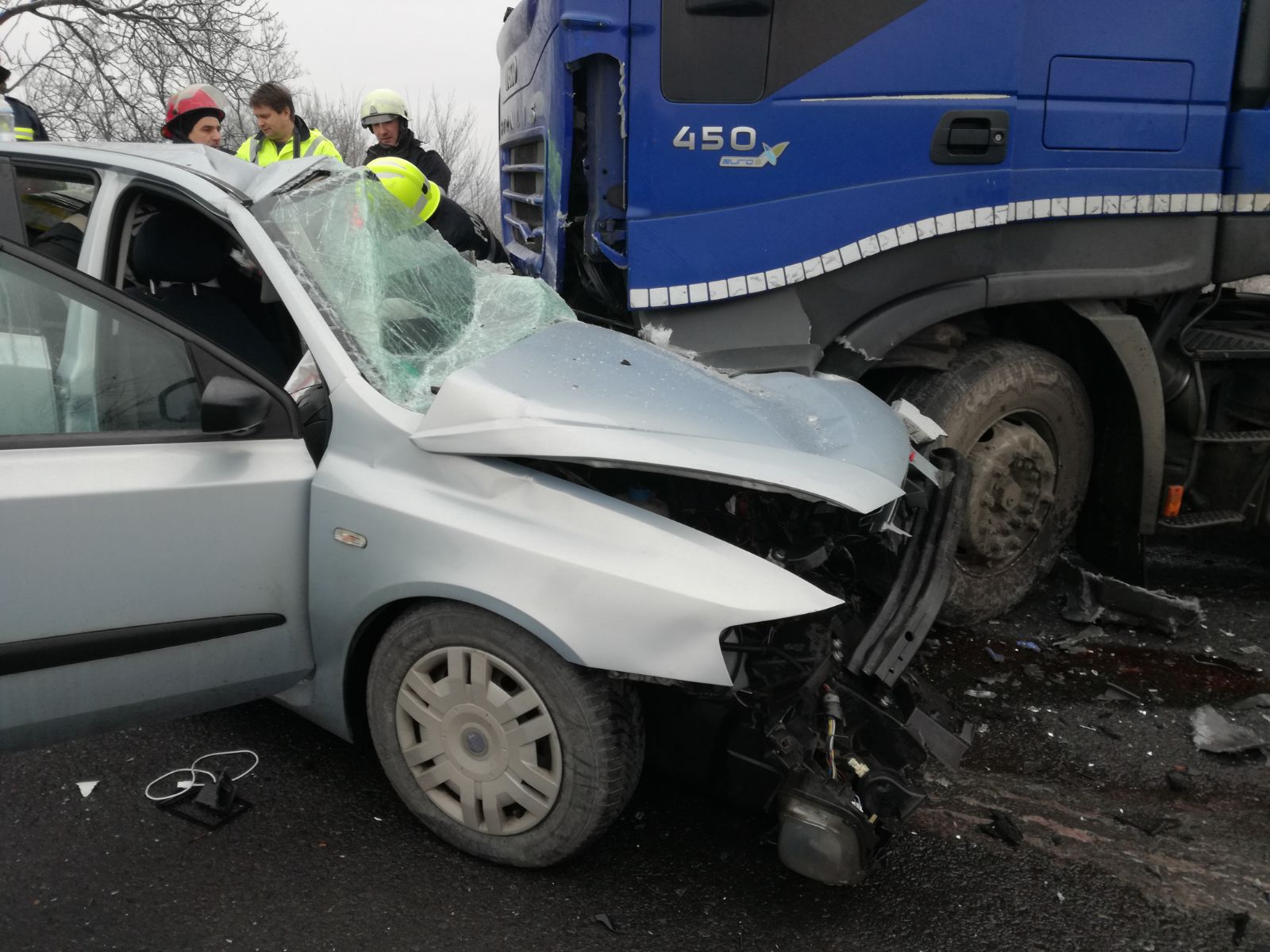 Drama unei familii în prag de Crăciun: tatăl mort, mama și cei trei copii la spital în urma unui accident| GALERIE FOTO