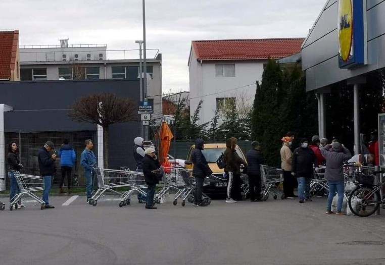 Măsuri severe luate de lanţurile de magazine în criza de coronavirus. Un hipermarket a pus gardieni la uşă