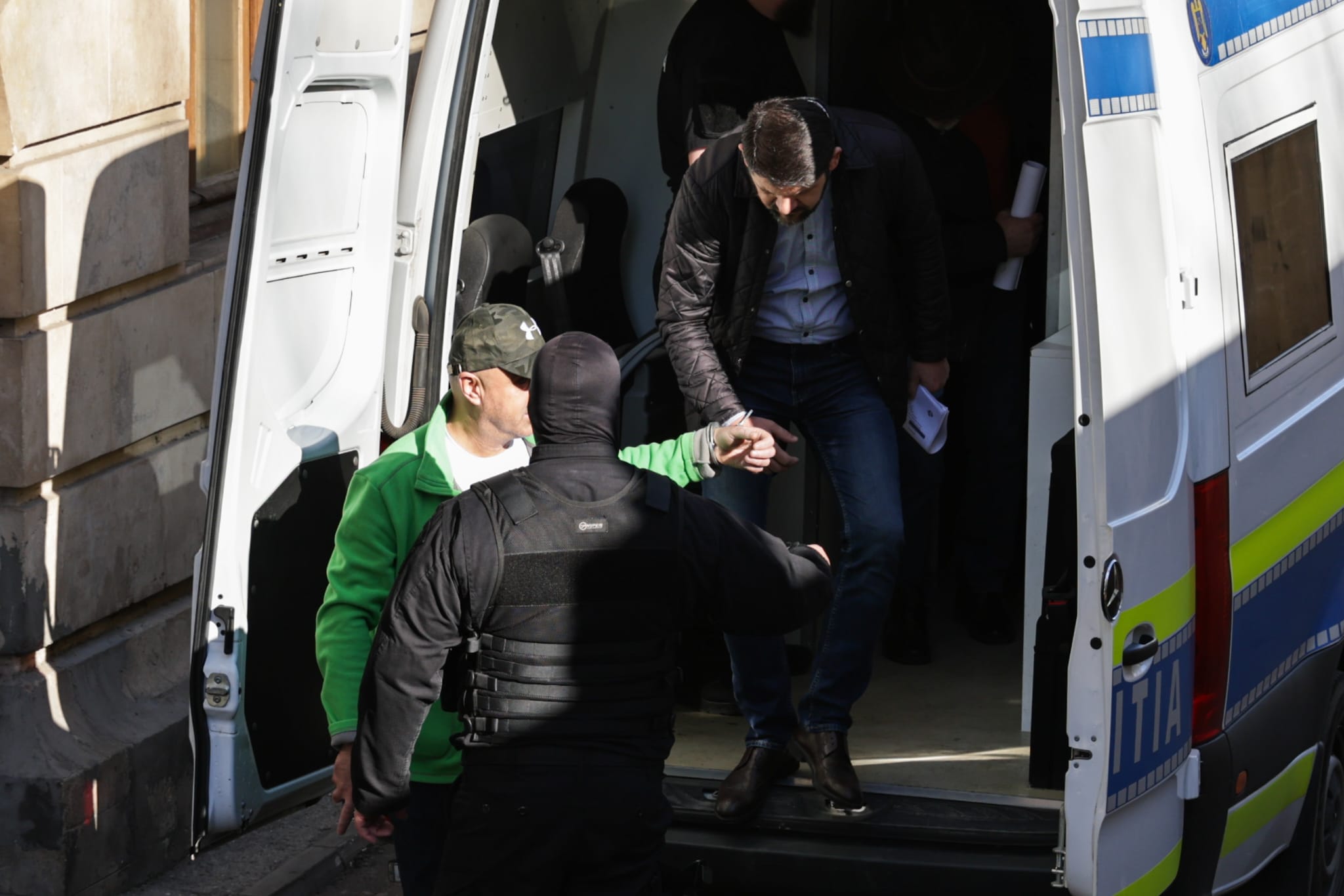 Primele imagini cu cei 6 bărbați din Comandamentul Vlad Țepeș acuzați de trădare. Doi dintre ei au fost arestați preventiv