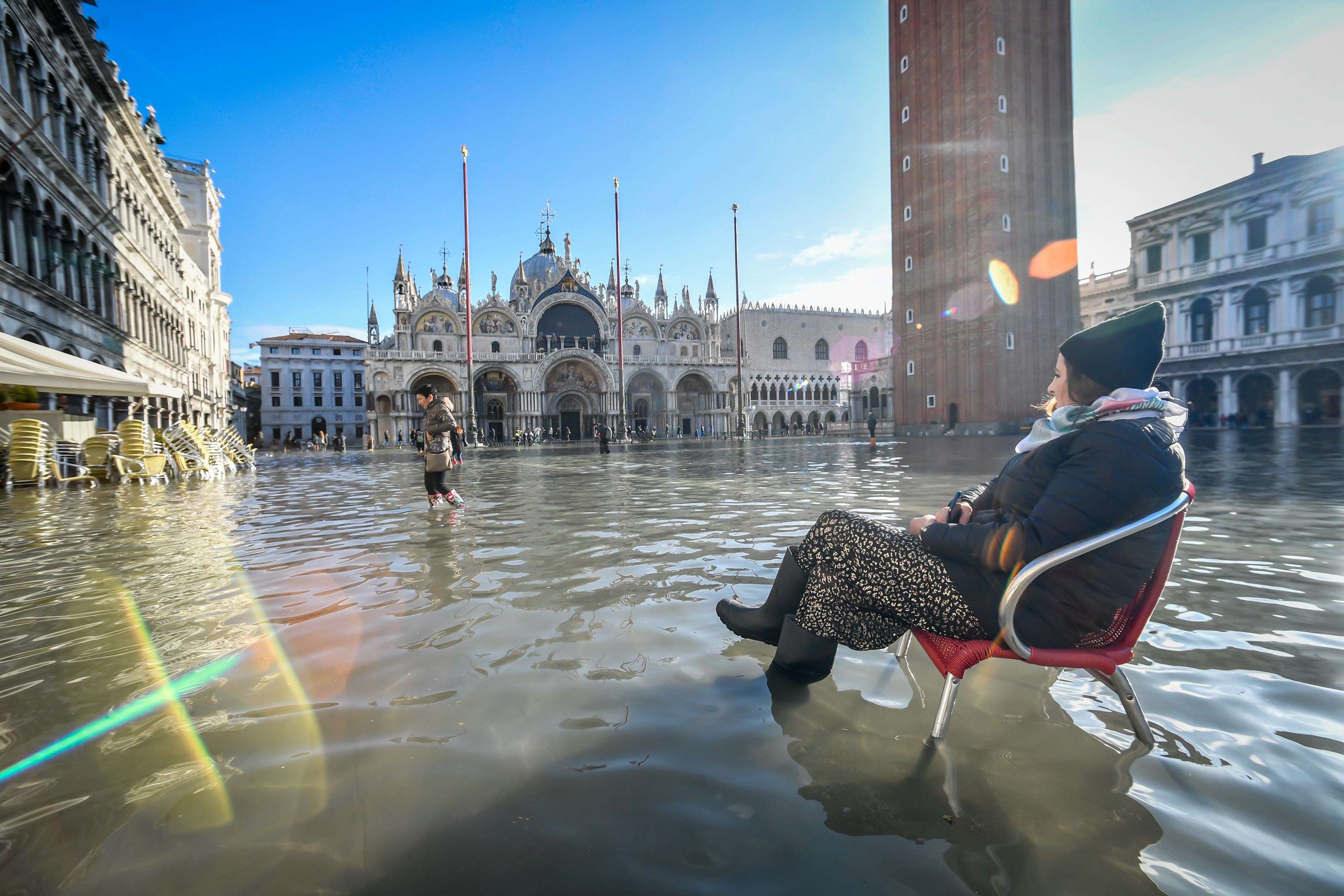 Veneția este îngenuncheată de ape. Localnicii, în lacrimi. Turiștii zâmbesc la selfie în cizme de cauciuc