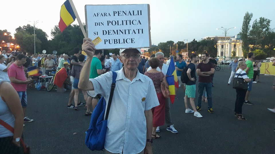 FOTO&VIDEO/ Peste 2.500 de oameni au protestat în Piața Victoriei faţă de modificările la legile justiţiei