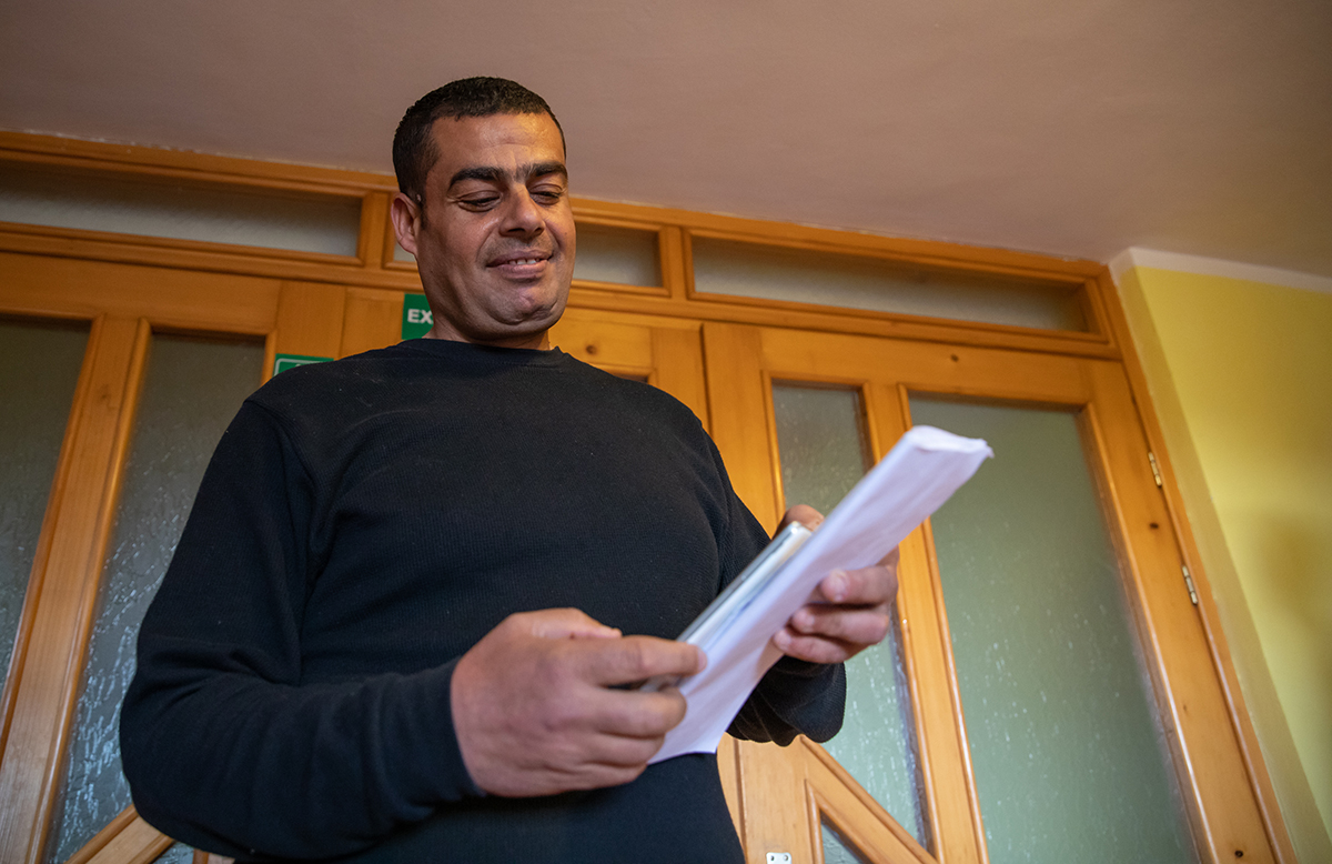 “Am venit aici să muncim, nu să mâncăm de la Crucea Roșie”. Disperarea a 45 de muncitori egipteni și tunisieni din Sibiu, abandonați de un afacerist care escrochează dându-se vărul lui Raed Arafat (I)