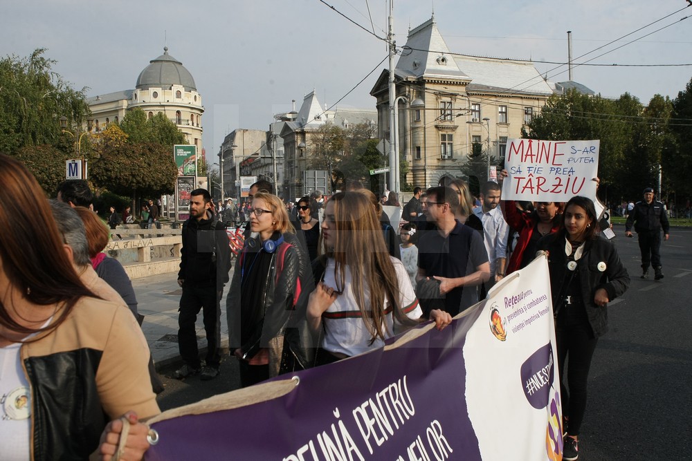GALERIE FOTO/ Marş împotriva violenţei domestice, în Bucureşti: "Împreună pentru siguranţa femeilor"