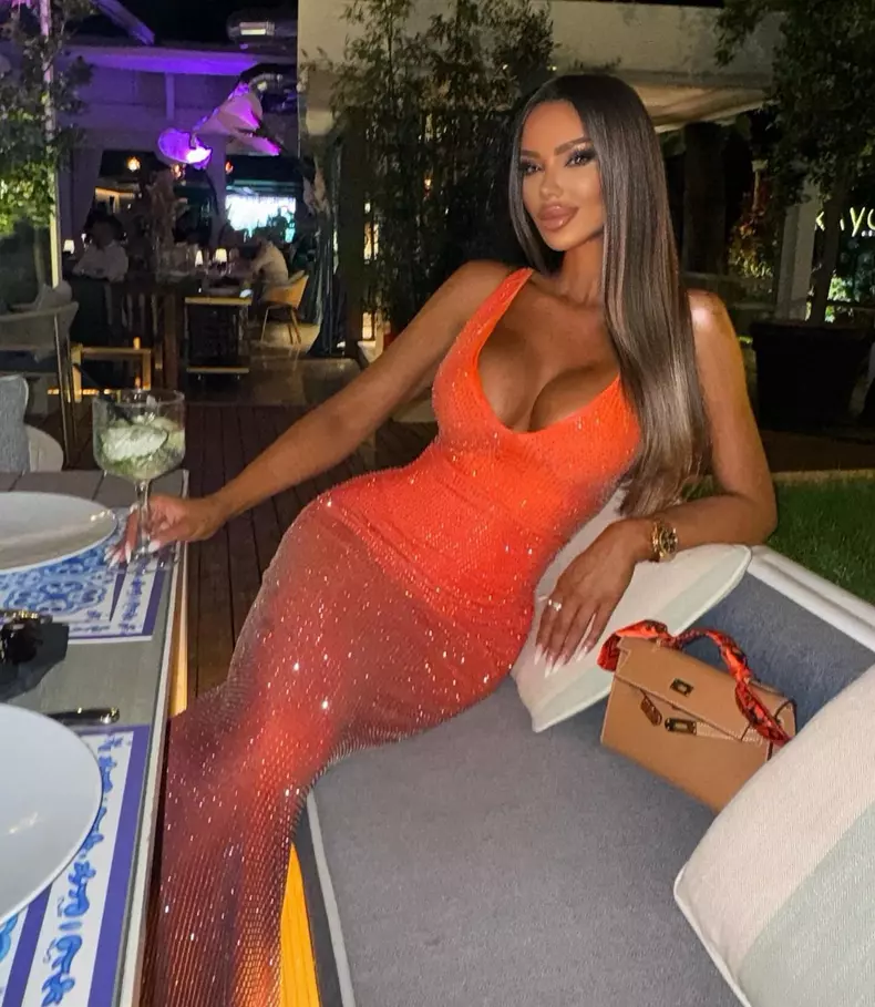 Cum s-a îmbrăcat Bianca Drăgușanu în prima zi de școală a fiicei sale. Sofia a fost condusă în clasa a II-a și de tatăl ei, Victor Slav