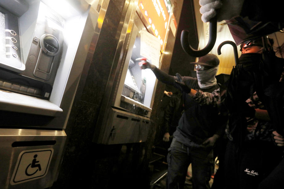 De Revelion, la Hong Kong s-au ciocnit cocktailuri Molotov