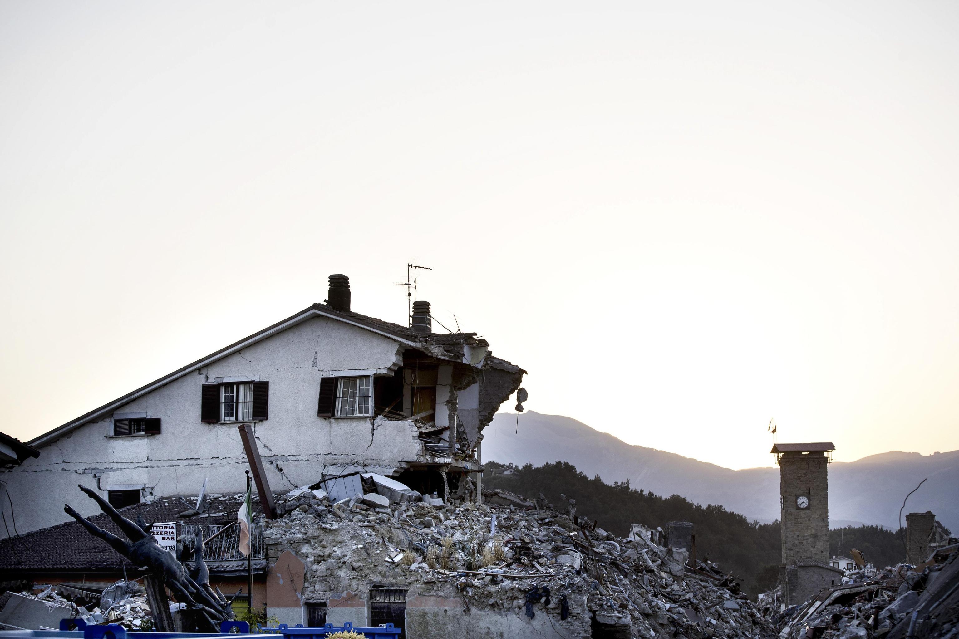 Un an de la cutremurul devastator din Amatrice | Oamenii au marcat tragedia, în timp ce acuză autoritățile că au uitat de ei