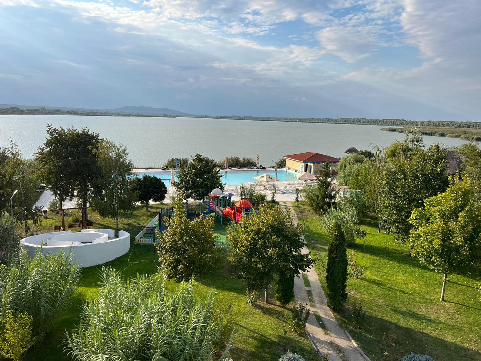 Diana Simion, în vacanță cu soțul. Cum a apărut fosta soție a lui Răzvan Simion: „Vin vremuri grele, trebuie să mai merg și personal în concediu”
