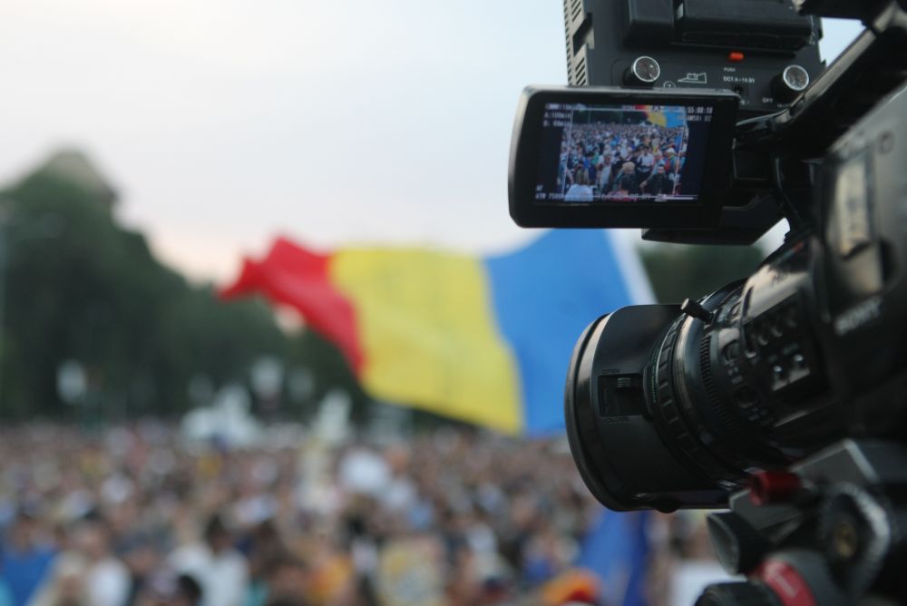 FOTO&VIDEO/ Câteva mii de persoane au protestat în Piața Victoriei, joi seară