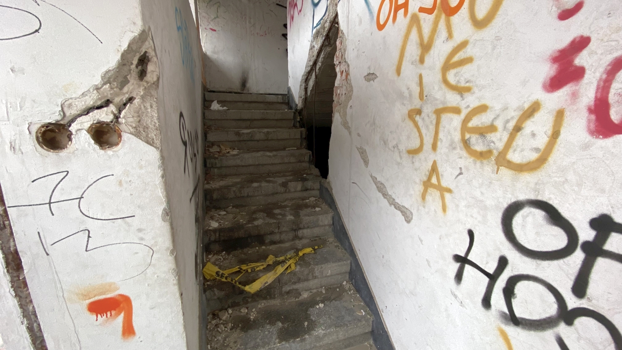 Cum arată la interior cinematograful Giulești, abandonat de autoritățile locale de mai bine de 20 de ani. Disputa dintre edili pe clădirea-simbol a cartierului