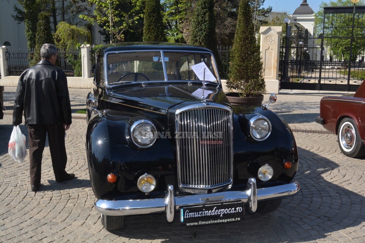 "Retro Parada Primăverii" organizată în zeci de oraşe din ţară! GALERIE FOTO