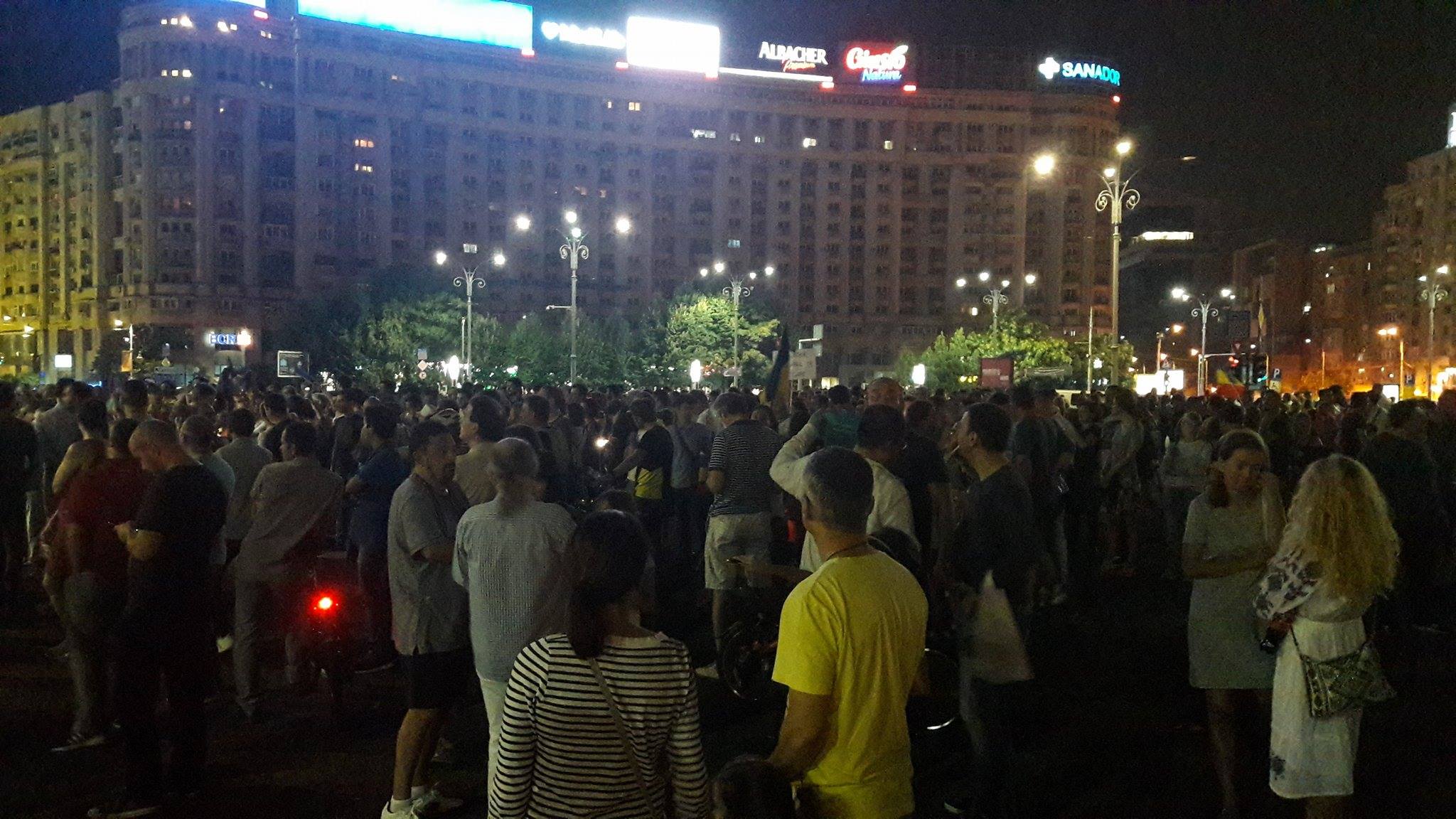 FOTO&VIDEO/ Peste 2.500 de oameni au protestat în Piața Victoriei faţă de modificările la legile justiţiei