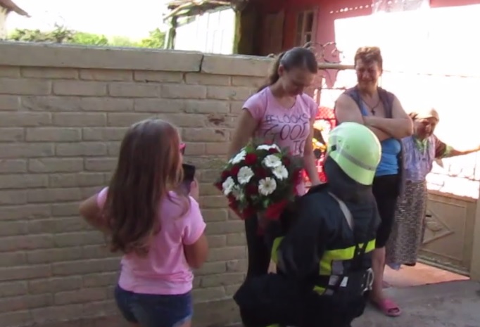 A cerut-o în căsătorie cu pompierii după el! VIDEO