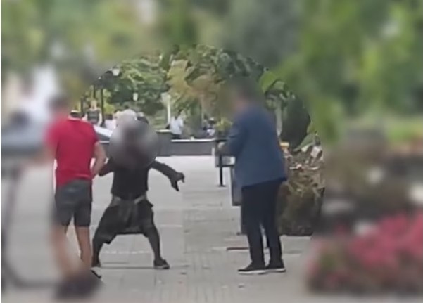 A nyílt utcán raboltak ki egy igazgatóhelyettest Kecskeméten: gyerekek is segítették a támadó elfogását - döbbenetes videó