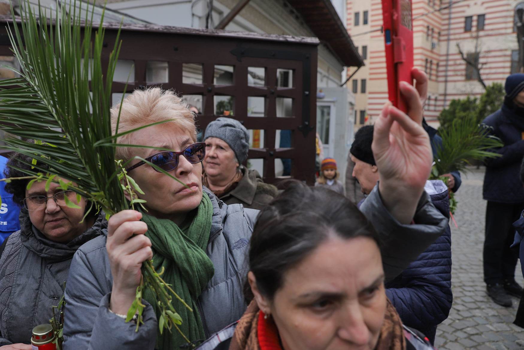 Pelerinaj de Florii în București. Sute de oameni au luat parte la procesiune. Traficul a fost restricționat. FOTO