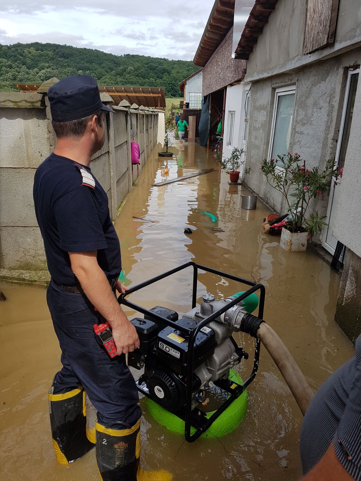 UPDATE/ Cod roșu de inundații în Vâlcea, Gorj și Argeș. Zeci de oameni au fost evacuați din case în Băbeni, Vâlcea