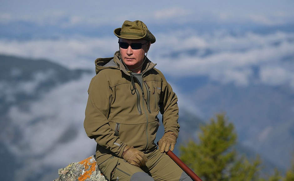 Putin s-a relaxat în taiga, înainte de ziua sa de naștere. A cules ciuperci și fructe de pădure și a mâncat la un foc de tabără