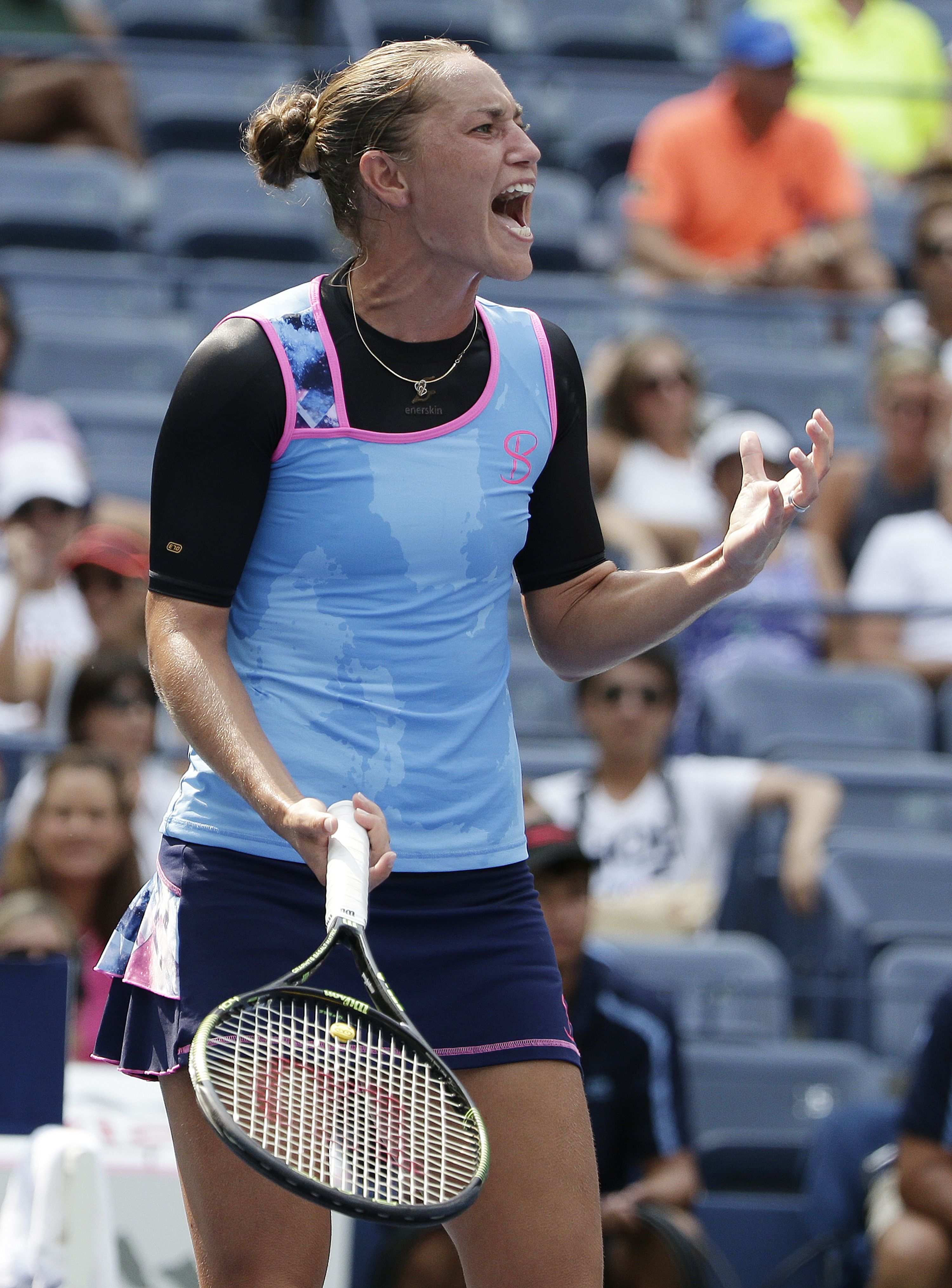 Simona Halep a câștigat în 77 de minute partida cu Katerina Bondarenko și e în turul 3 la US Open. ^”Simona, I love you!”, i-a strigat un american. Ceilalți tricolori intrați joi în concurs au căzut pe capete / LIVE BLOG & GALERIE FOTO