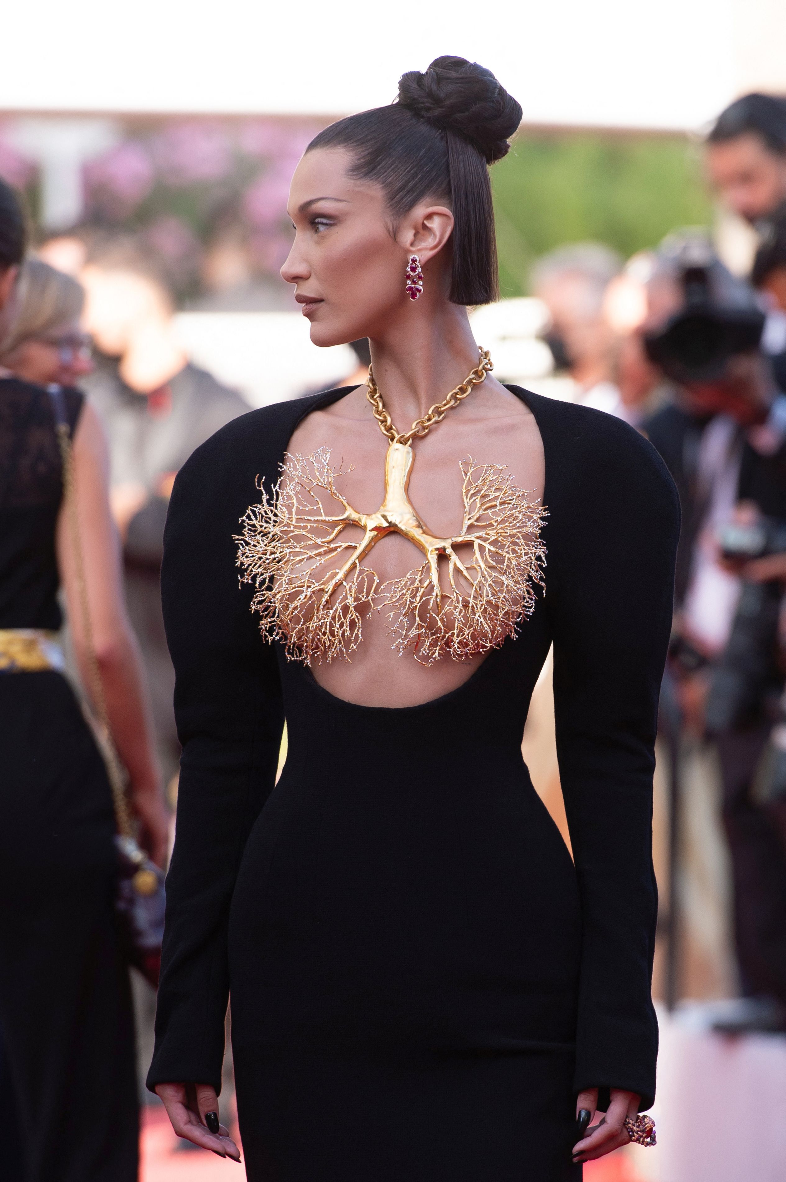 Bella Hadid și-a făcut prima operație estetică la 14 ani. Neagă că ar mai avea alte intervenții: „Haideți să punem capăt acestor speculații”