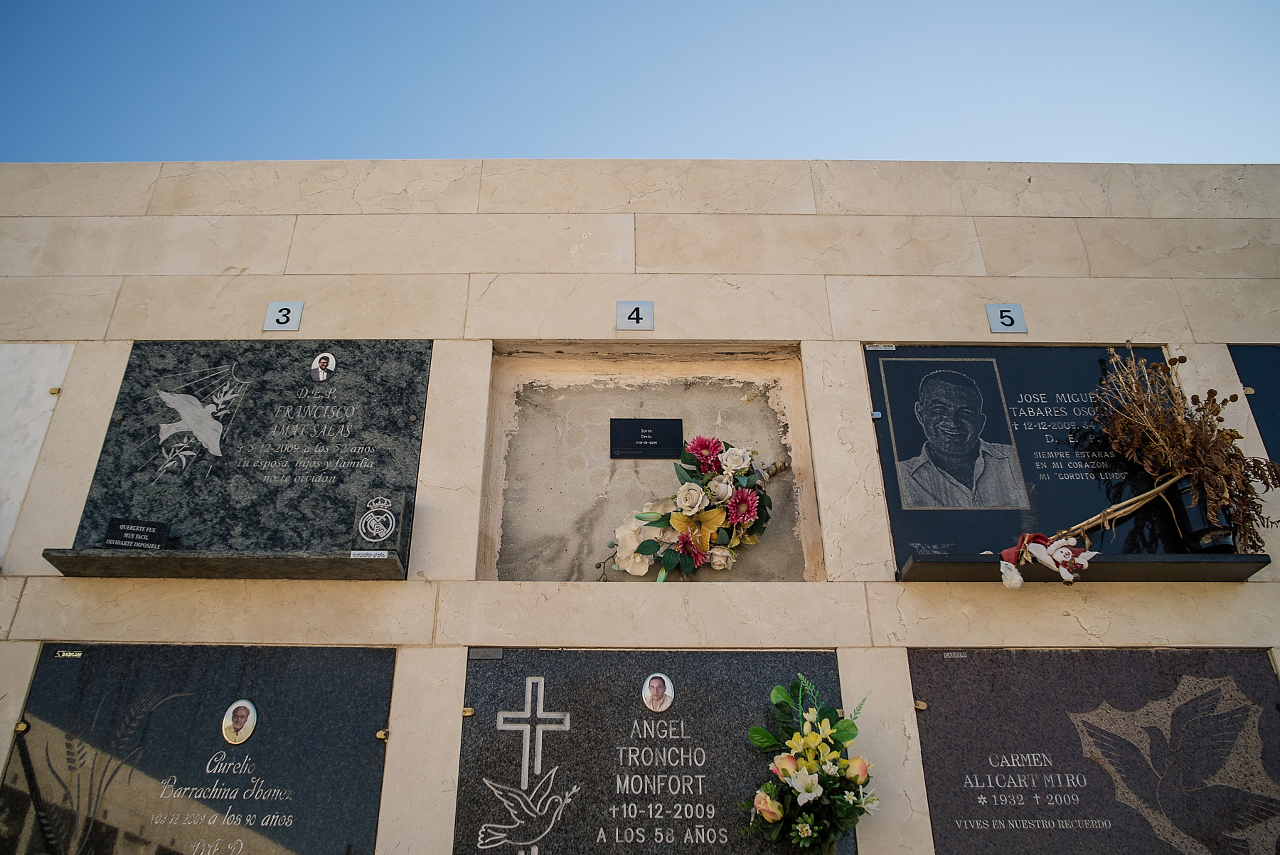 La o Biserică Ortodoxă din Spania, “Tatăl Nostru” se rostește și în română, și în spaniolă. Părintele Ioniță a înființat echipă de fotbal, îi laudă pe compatrioții lui care muncesc, e supărat pe cei care „au stricat tot”, dar i-a vizitat la pușcărie