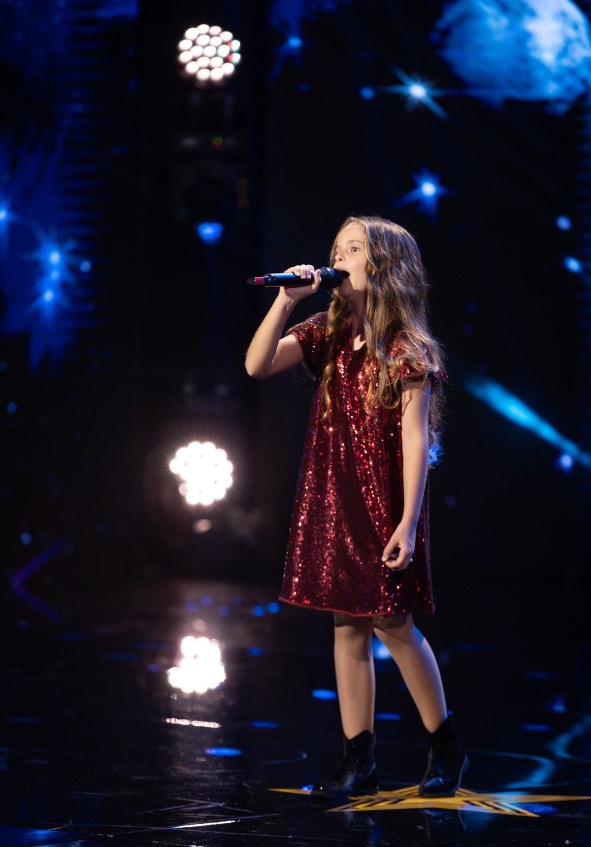 Rebeca Rizea, fetița de la „Românii au talent” despre care Pavel Bartoș a spus că are vocea Mădălinei Manole: „Cântă unu la unu și are doar 8 ani”