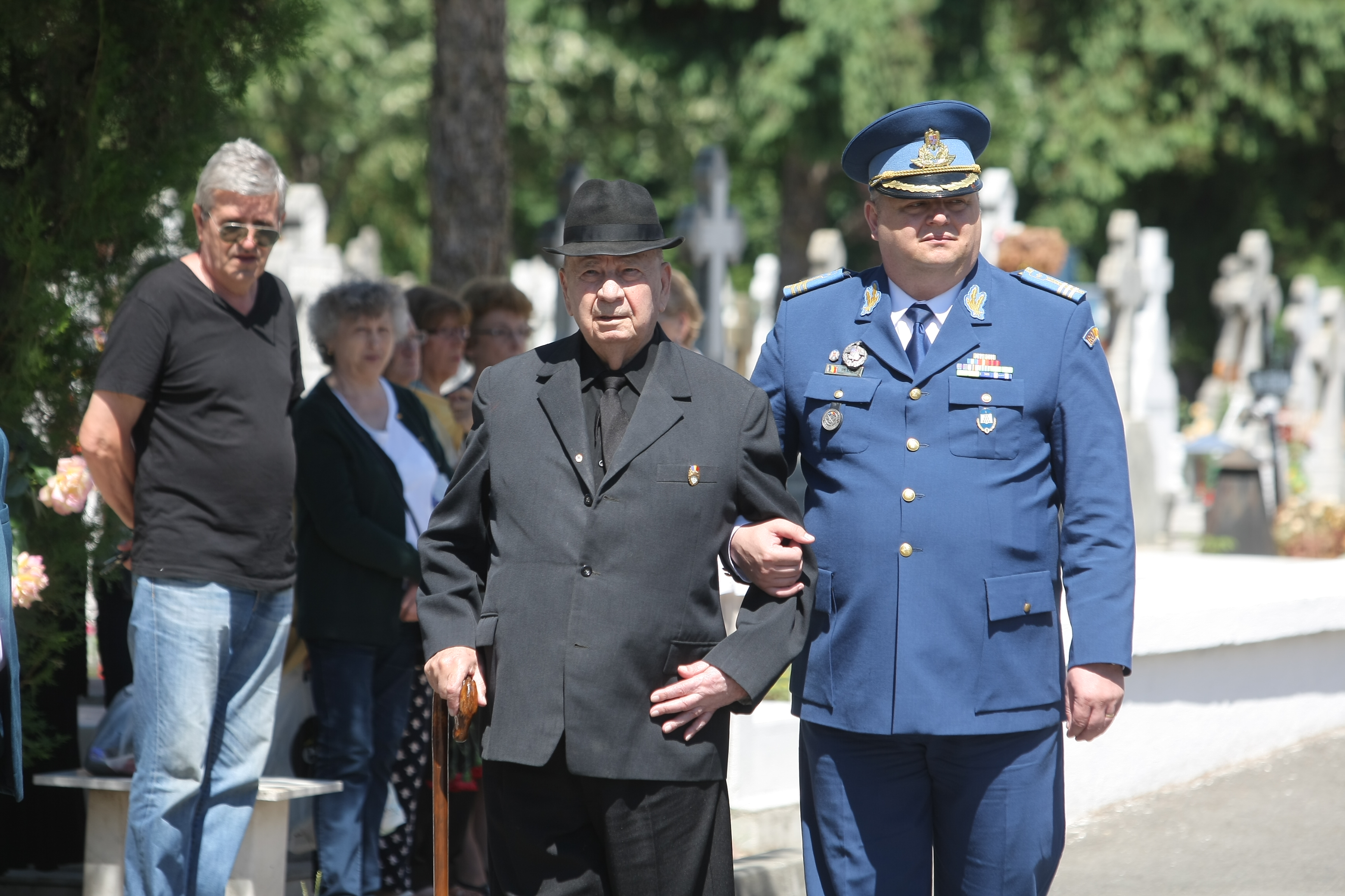GALERIE FOTO&VIDEO/ Cristian Țopescu, înmormântat cu onoruri militare, la Cimitirul Ghencea Militar din București