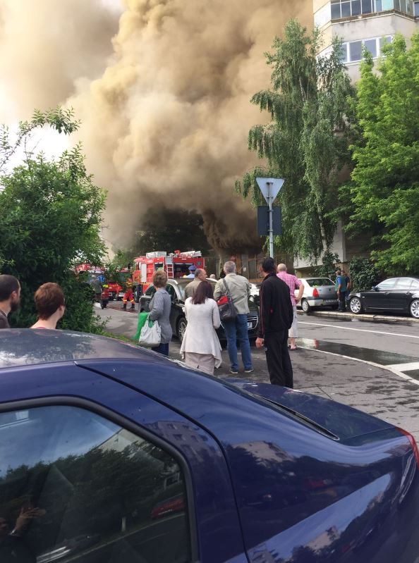 UPDATE/ Incendiu la un restaurant din Târgu-Mureş a fost stins. Primăria evaluează pagubele (VIDEO)