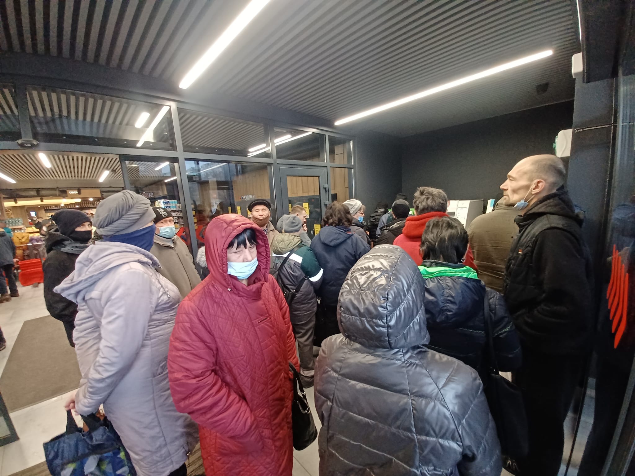 EXCLUSIV. Filmări din centrul orașului Mariupol, portul ucrainean atacat de ruși. „Oamenii își păstrează calmul la cozi uriașe”, transmite trimisul special Libertatea