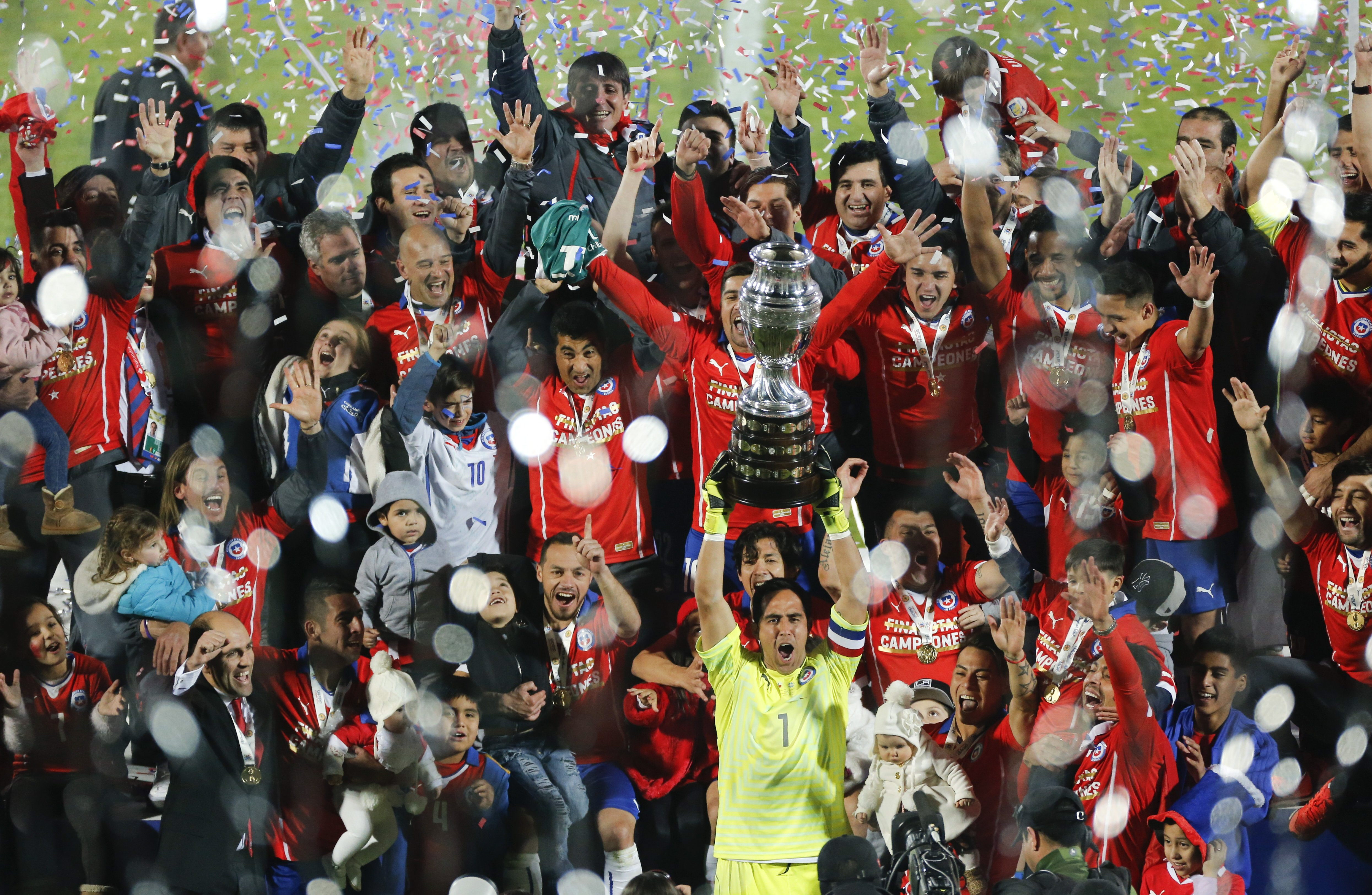 Chilienii au sărbătorit pe străzi câștigarea primei Copa America din istorie. ^A fost noapte albă la Santiago / GALERIE FOTO