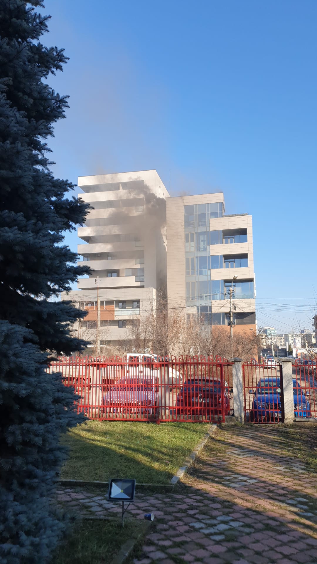 Incendiu puternic la o sală de sport din Iași. Mai multe persoane au fost evacuate