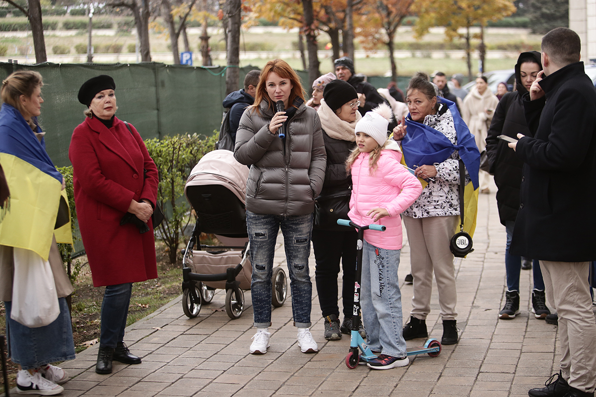 „Încercăm să nu consumăm prea multă apă sau lumină”. Protestul ucrainenilor refugiați în România care nu au primit banii promiși de Guvern