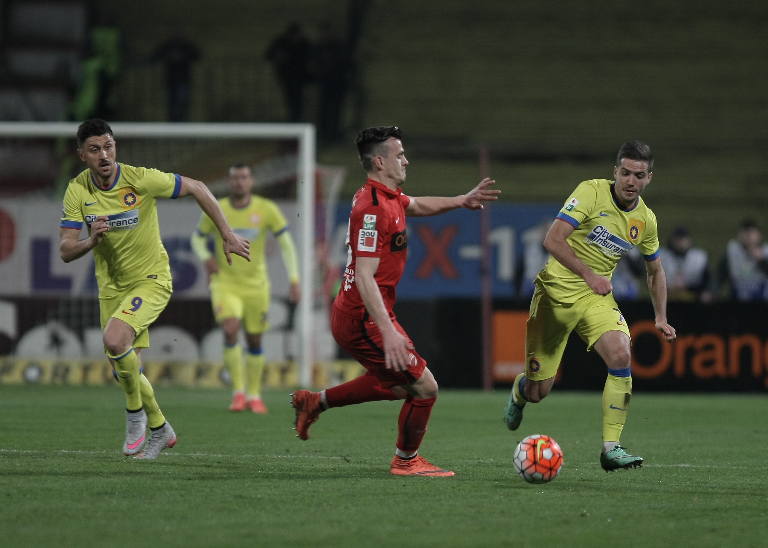 Liga 1, etapa 1, play-off: Dinamo - Steaua 1-1. Hamroun, dintr-un ofsaid puțin detectabil, a găsit plasa cu un șut la colțul lung. Ex-stelistul Bicfalvi a ridicat ”câinii” din Groapă și a egalat în final! Dramă Marica: s-a accidentat, iar Euro 2016 e tot mai departe! Dinamo, 11 meciuri fără eșec. Fiecare echipă a terminat jocul în 10 oameni / BLOG&FOTO
