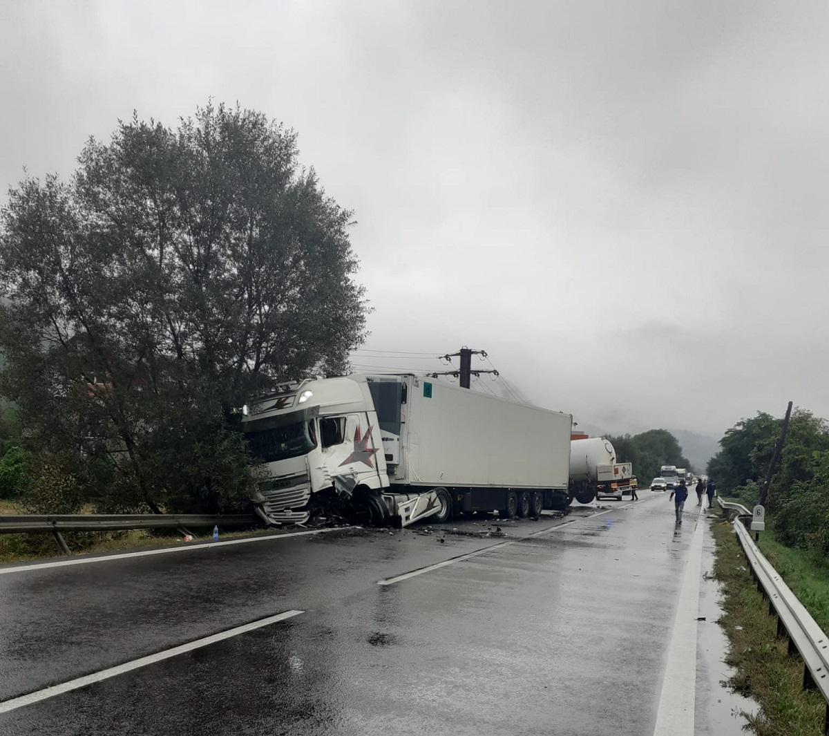 Localnici evacuați la Racovița, în Vâlcea, unde o cisternă cu GPL și un TIR s-au ciocnit