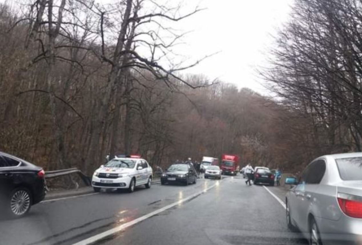 Accident pe DN13, între Sighişoara şi Braşov. Doi copii și doi adulți, răniți după ce s-au răsturnat cu mașina / FOTO