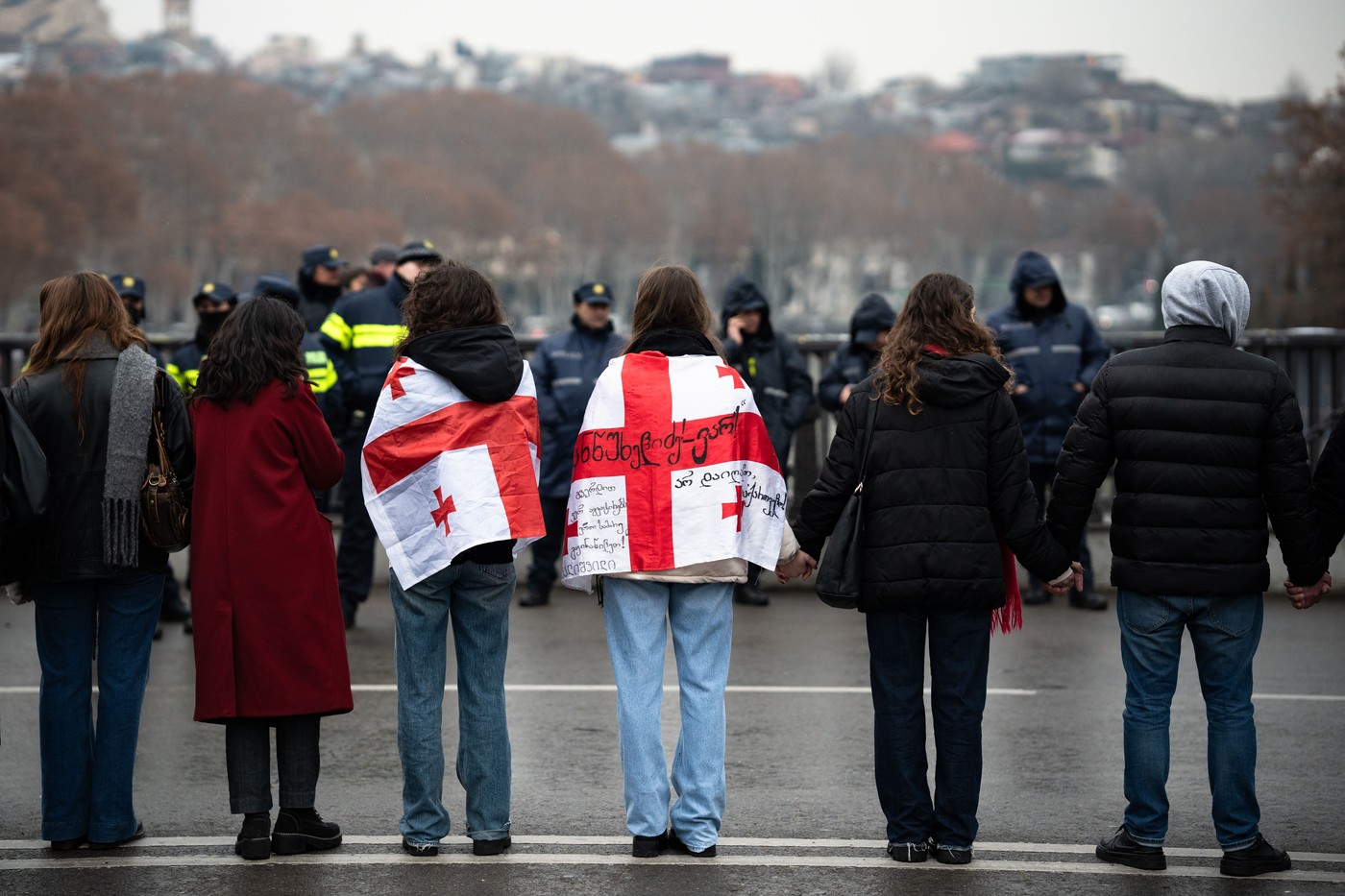 Mii de oameni au protestat în Georgia formând un lanț uman, la o lună după ce guvernul a amânat negocierile pentru aderarea la UE 